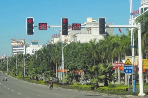 Betway必威西汉姆联八角锥单悬臂信号灯杆